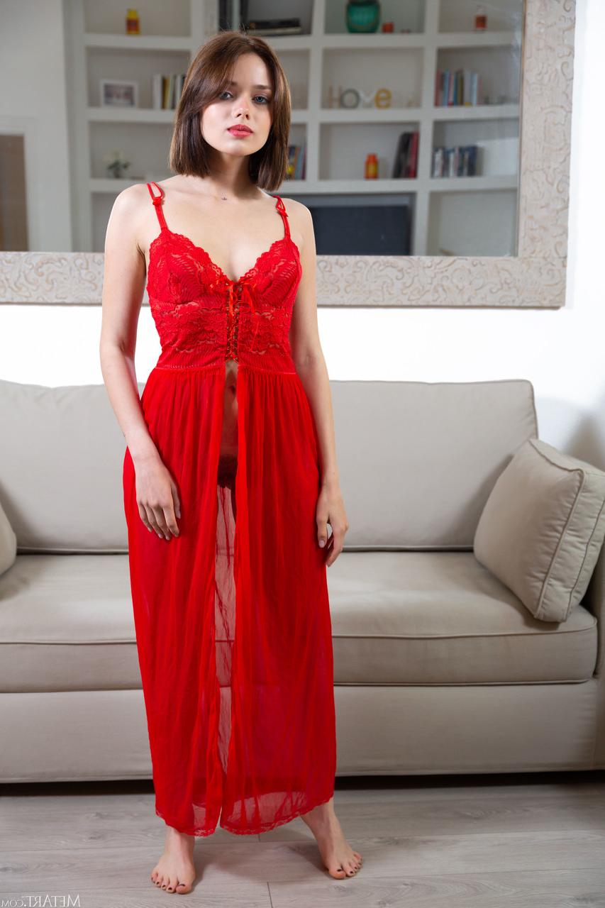 20P La glamorosa Keira Blue pierde su vestido y muestra su gran culo y su coño peludo