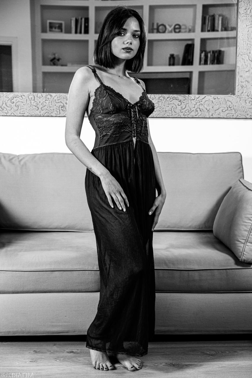 20P La glamorosa Keira Blue pierde su vestido y muestra su gran culo y su coño peludo