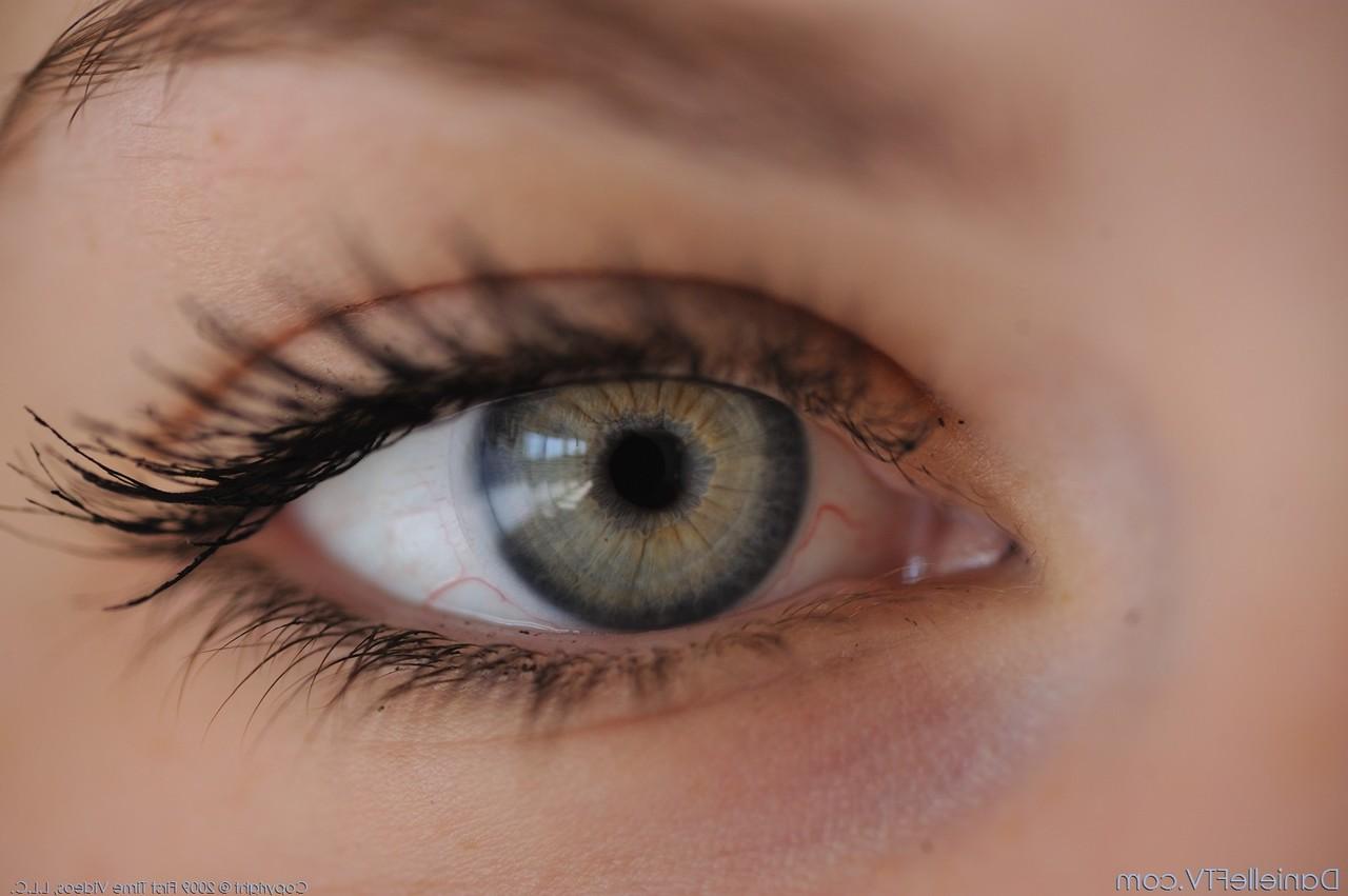 16P A bela Danielle de olhos verdes revela peitos grandes com pinças de mamilo e buceta em close