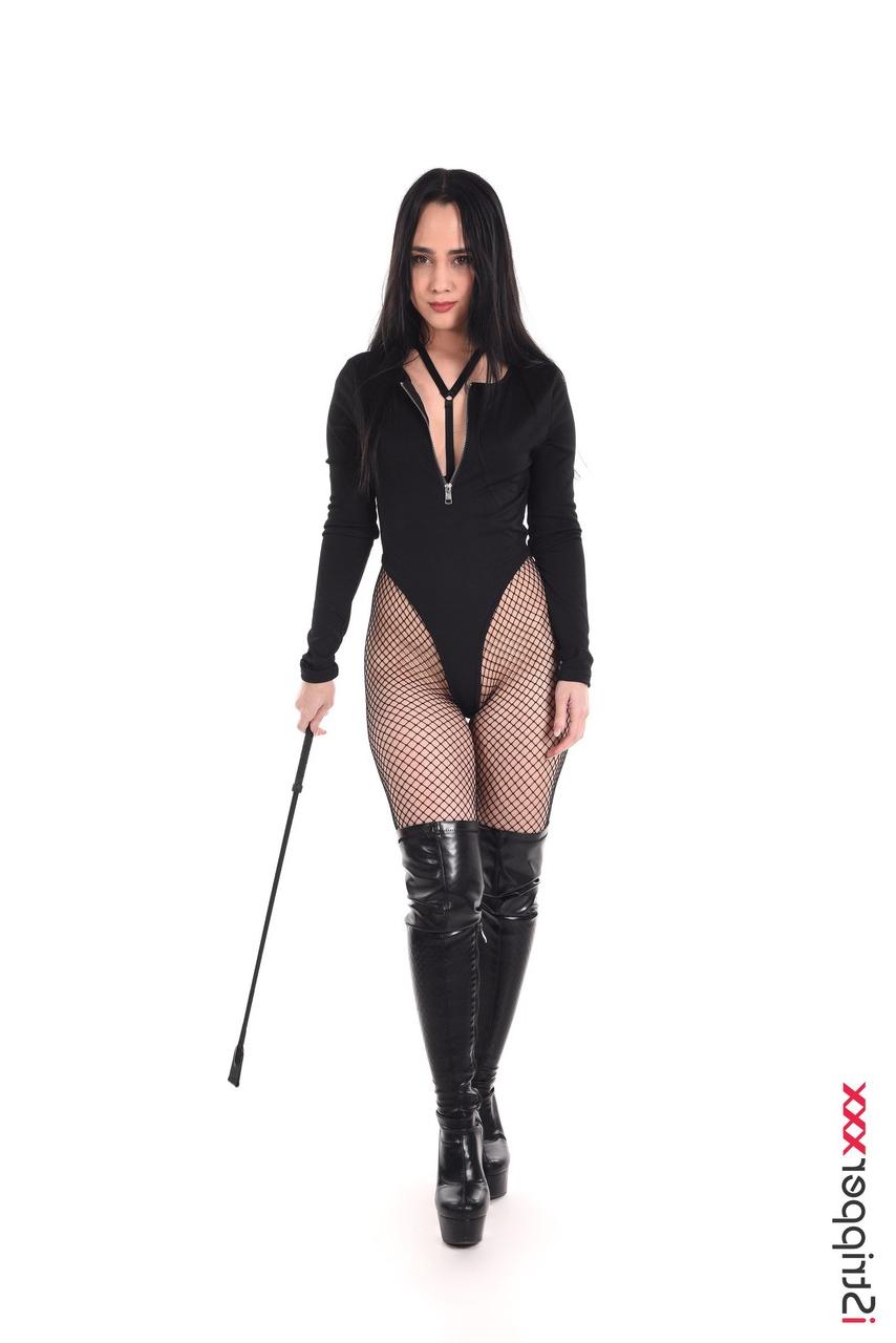 15P A bela de cabelos escuros Alice Hernandez lambe um chicote antes de brincar com sua buceta