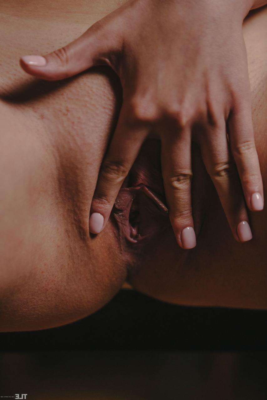 20P L'Américaine Mary Lin montre ses seins naturels dans un solo BDSM.