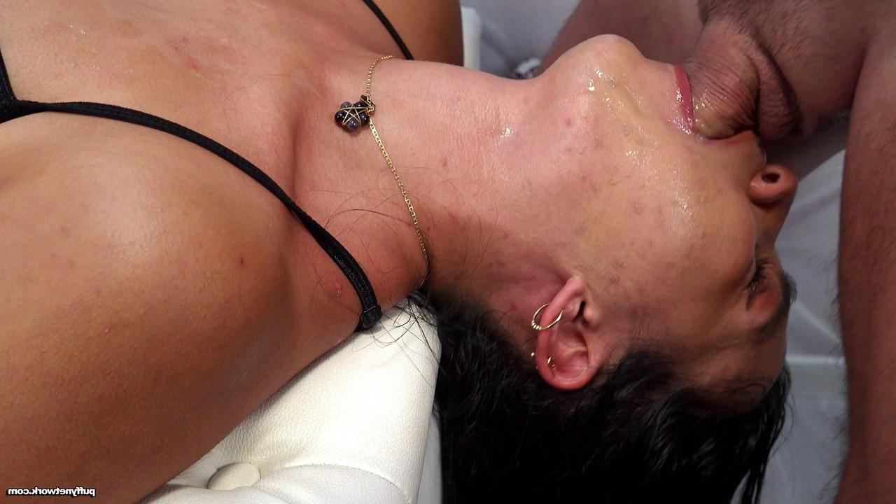 15P A garota de cabelos escuros Dulce Katy dá um boquete bagunçado no modo POV
