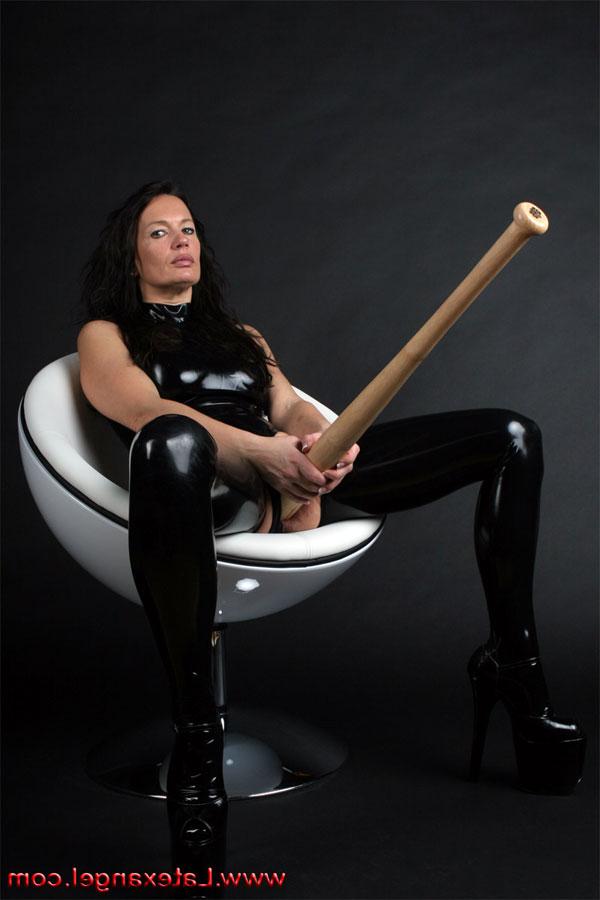 15P Une fille solo insère une batte de baseball dans sa chatte tout en portant des vêtements en latex