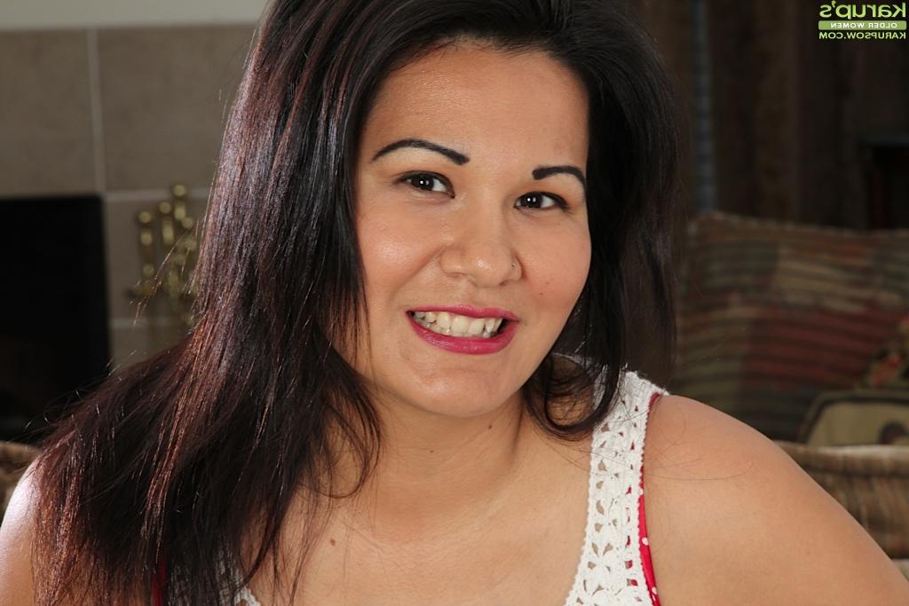 16P A morena madura Susie Jhonson nos provoca brincando com sua buceta