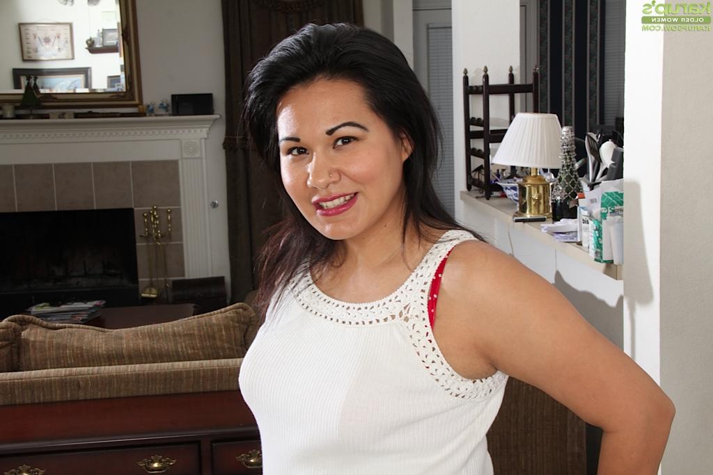 16P A morena madura Susie Jhonson nos provoca brincando com sua buceta