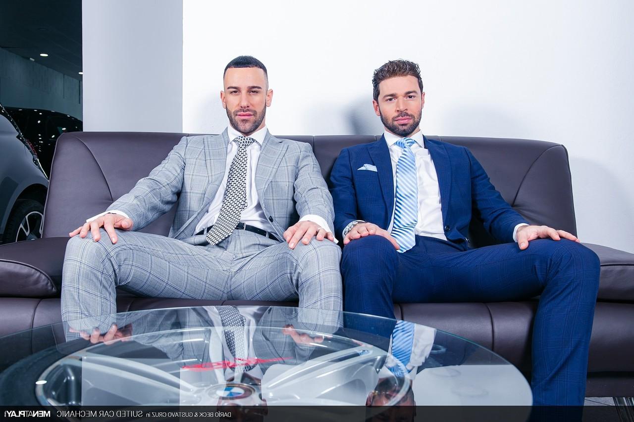 20P Os gays ricos Dario Beck e Gustavo Cruz tiram a roupa e transam na garagem