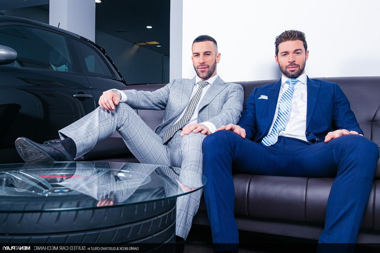 20P Os gays ricos Dario Beck e Gustavo Cruz tiram a roupa e transam na garagem