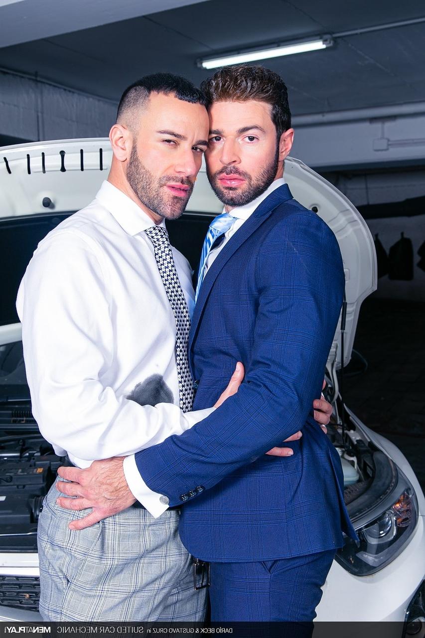 20P Os gays ricos Dario Beck e Gustavo Cruz tiram a roupa e transam na garagem