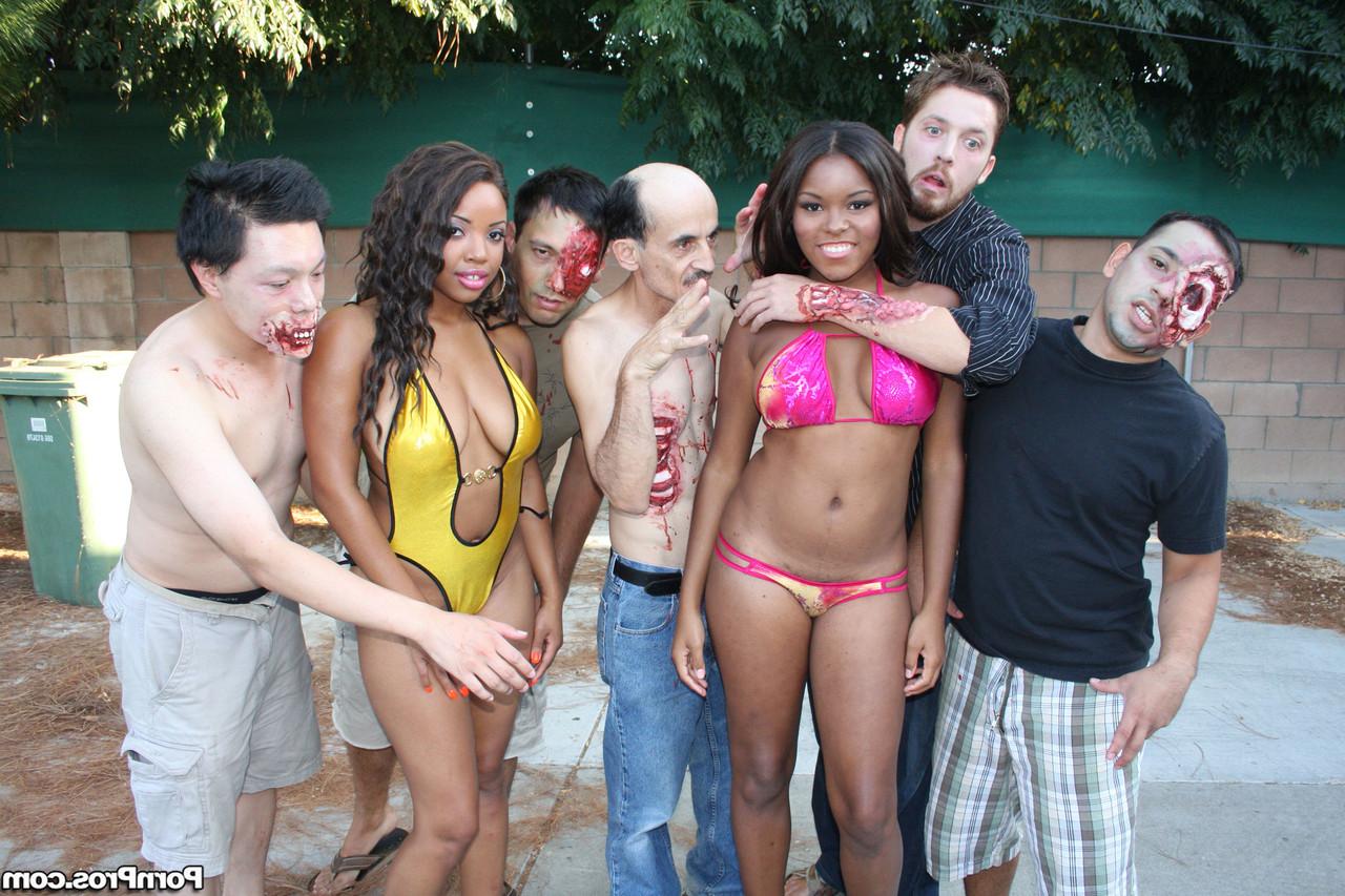 17P Die vollbusigen Ebenholz-Babes Candice und Stacey posieren mit einer Zombie-Horde mit großen nackten Titten