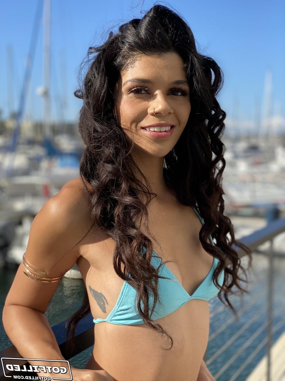 20P La hermosa morena Harley Haze tiene sexo duro en POV con un semental bien dotado