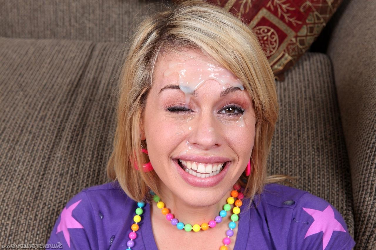 15P La blonde Tara Lynn Foxx se prend du sperme dans les yeux après avoir baisé avec des chaussettes à losanges.