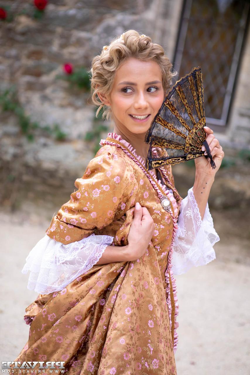 12P La star du porno Veronica Leal fait du sperme sur ses seins après avoir baisé en tenue de cosplay.