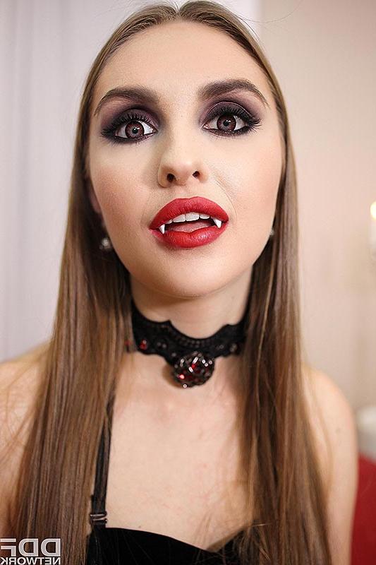 12P A garota gótica Lena Reif senta em cima do pau do cara depois de seduzi-lo com suas presas