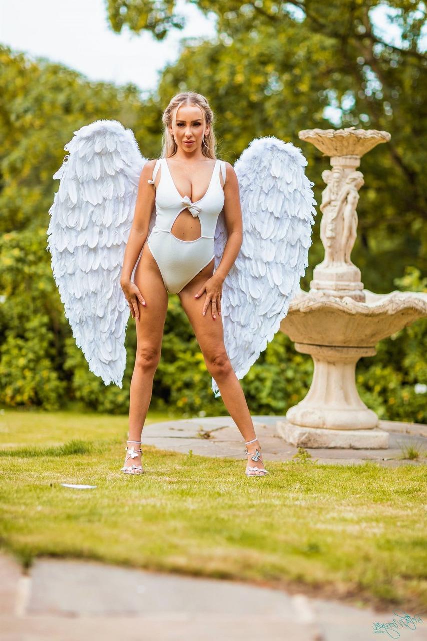 12P A loira angelical Beth Morgan fica nua de salto alto perto de uma fonte de jardim