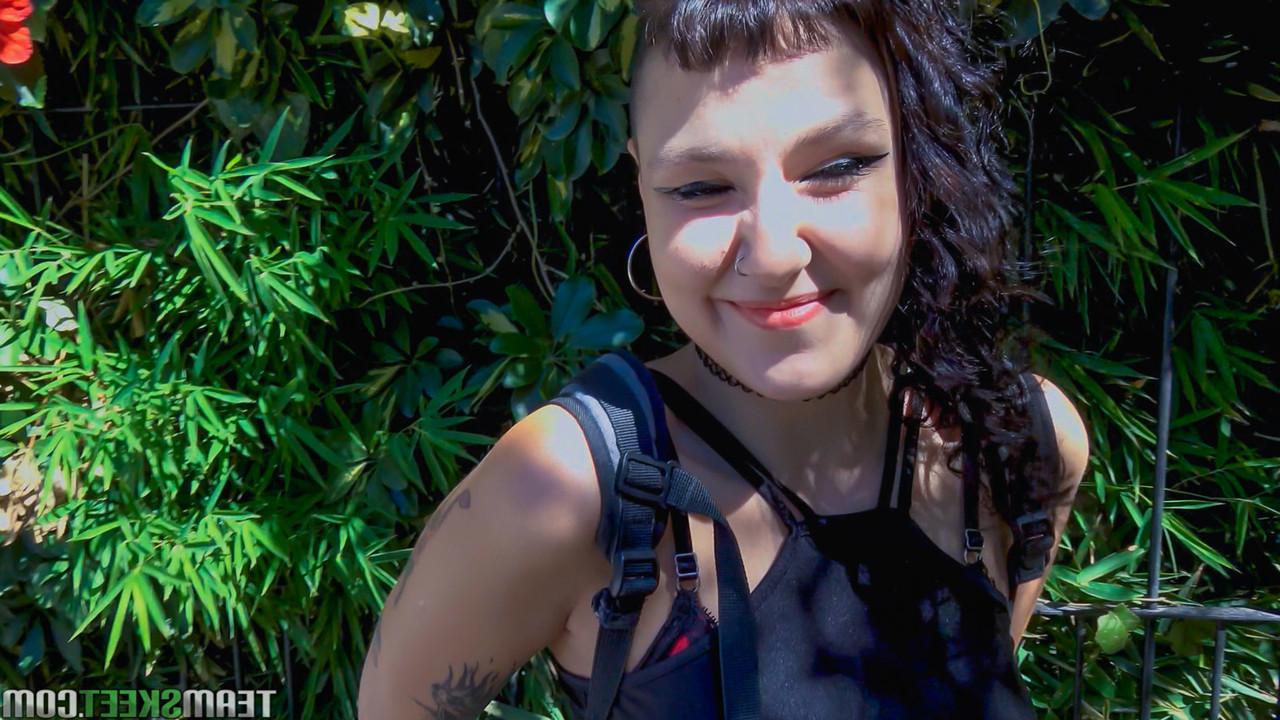 17P A beleza gótica super sexy Luna Rubin engole o botão e faz um tratamento facial quente por dinheiro