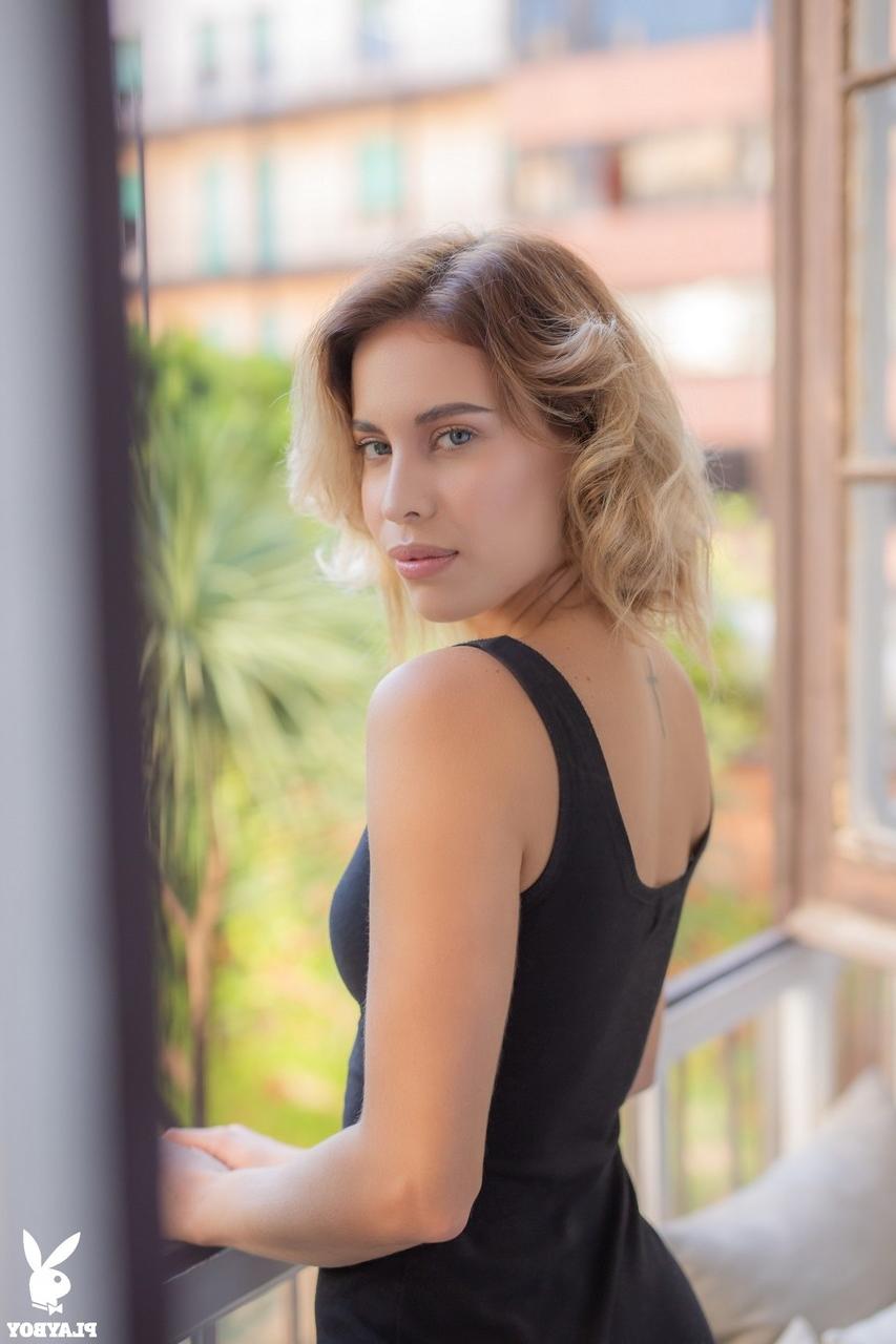 17P A gata erótica Toni Maria revela pequenos seios naturais e tatuagem de lótus na janela