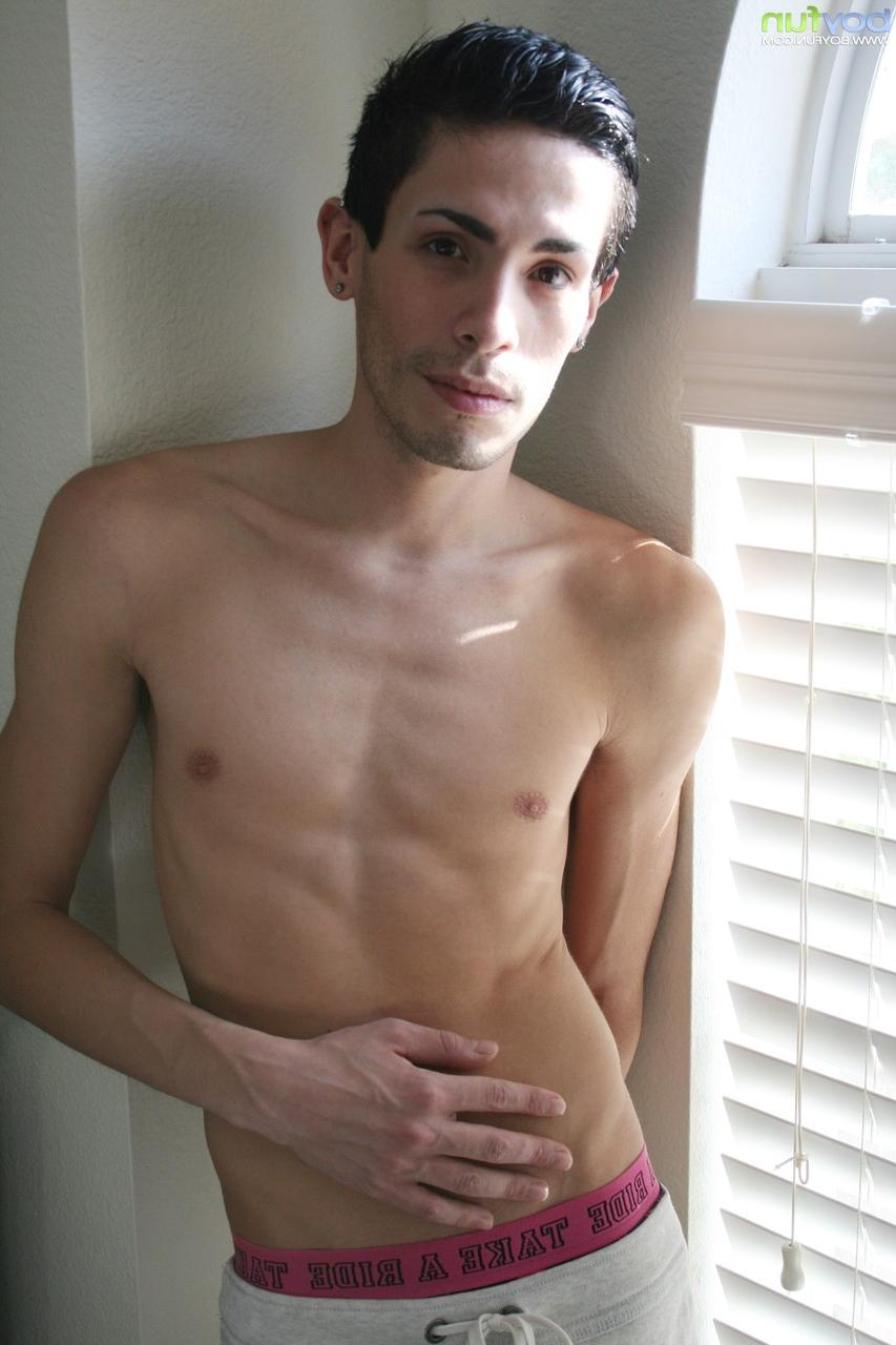 20P El flaco Joey 6 se desnuda y muestra su gran polla de cerca en su cama
