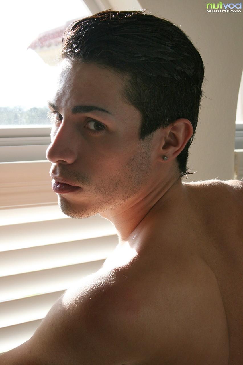20P El flaco Joey 6 se desnuda y muestra su gran polla de cerca en su cama