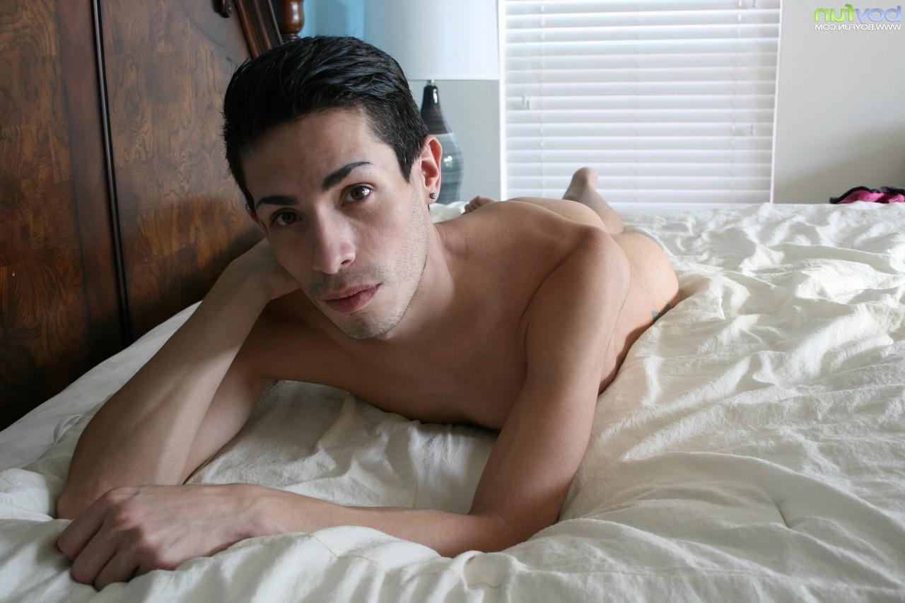 20P El flaco Joey 6 se desnuda y muestra su gran polla de cerca en su cama