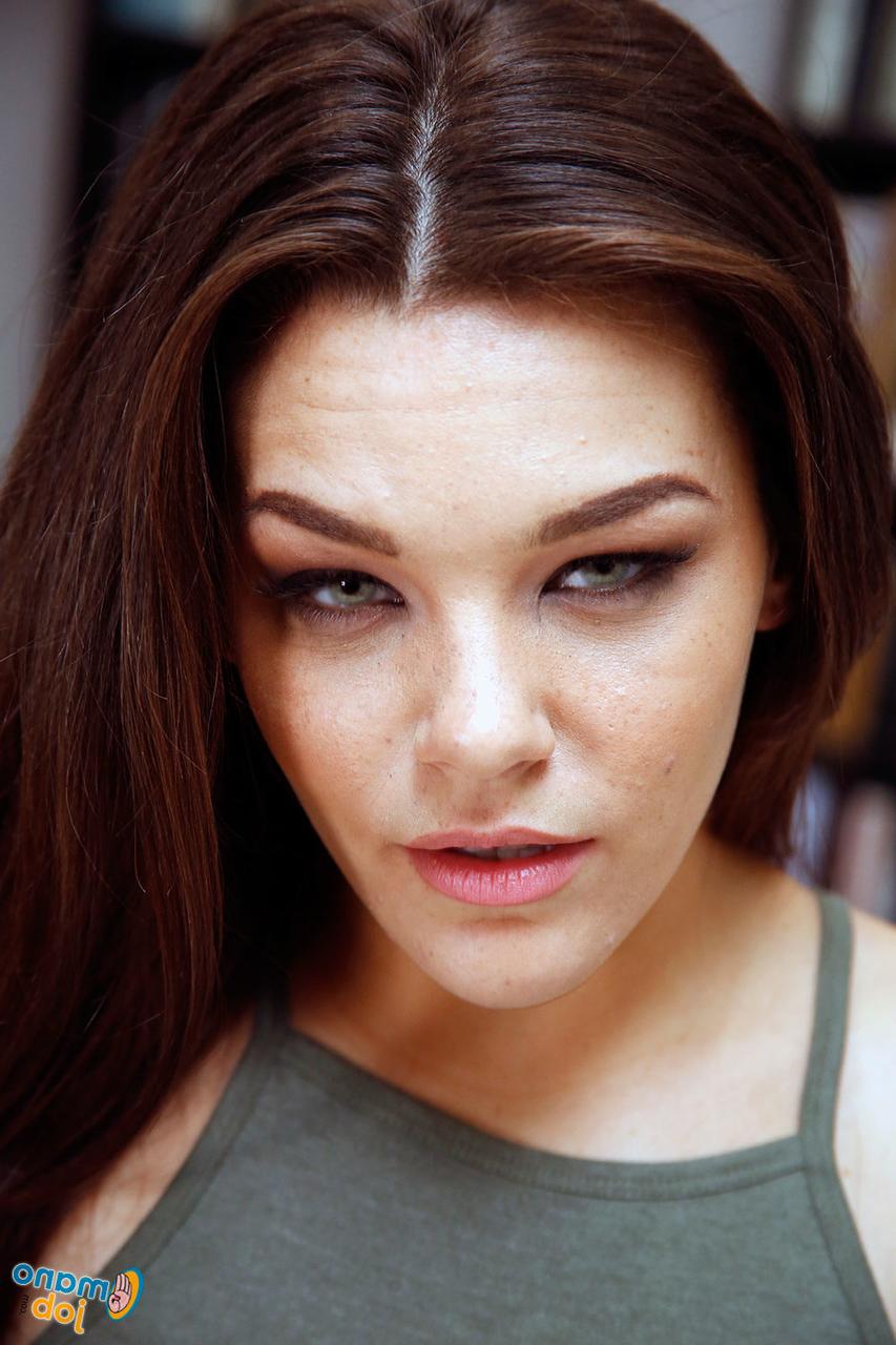 16P A pequena morena Kimber Woods fica nua antes de pegar um pau na mão estilo POV