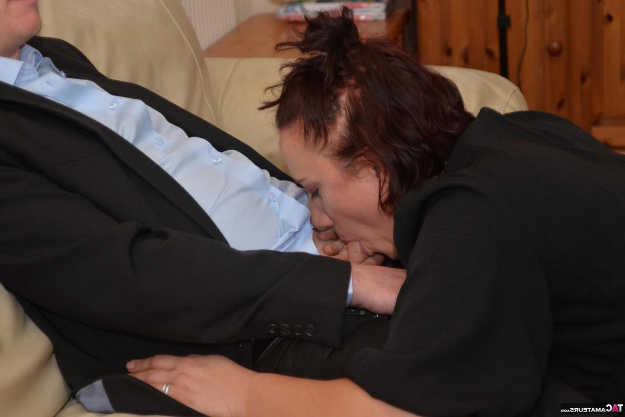 16P Eine Barkeeperin mittleren Alters tauscht Oralsex mit einem männlichen Kunden aus