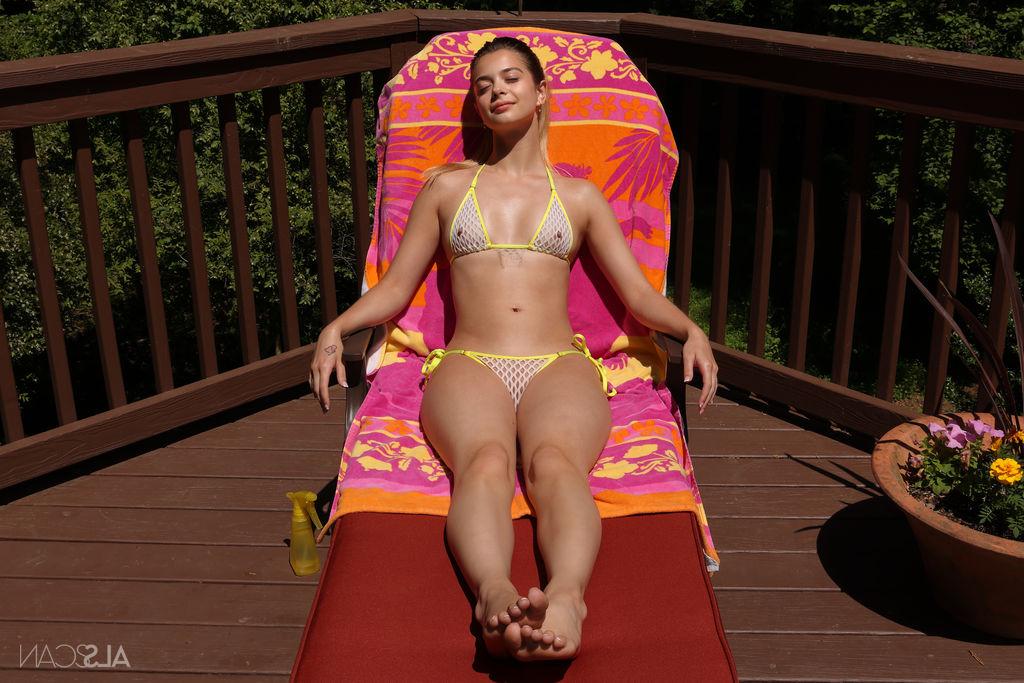 16P La joven morena Molly Little se quita el bikini antes de meterse un consolador en el coño en una terraza