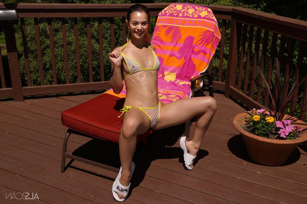 16P La joven morena Molly Little se quita el bikini antes de meterse un consolador en el coño en una terraza
