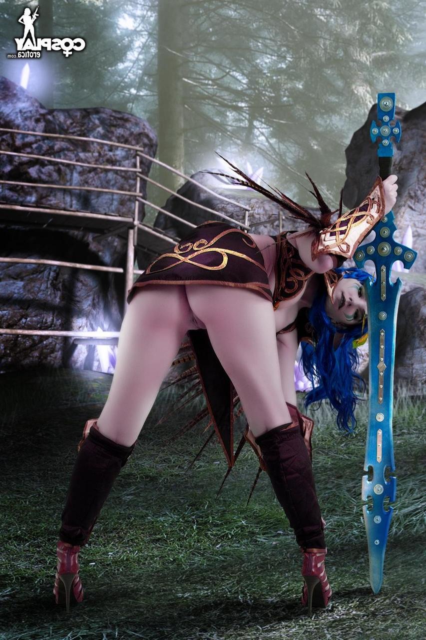 12P Hermosa cosplayer deja al descubierto sus firmes pechos mientras empuña una espada mágica