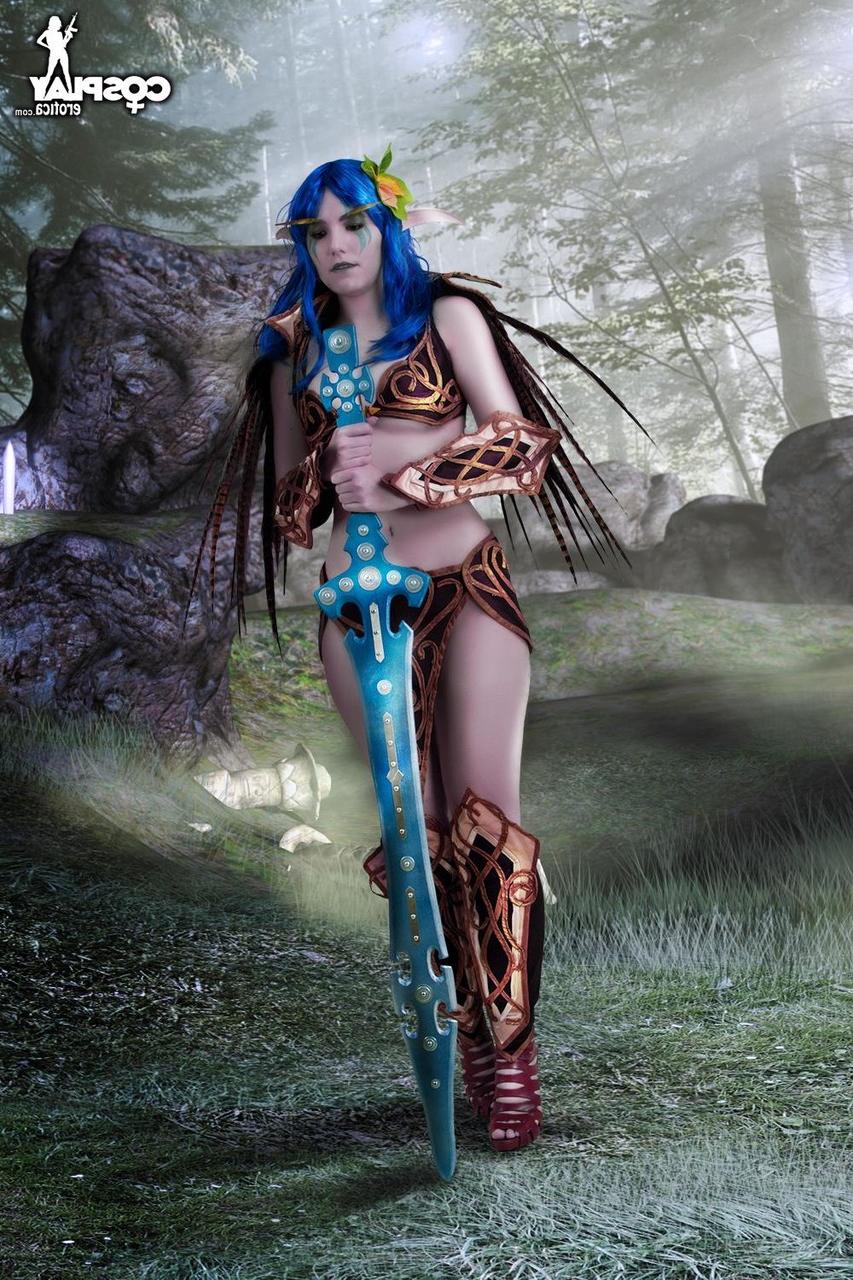 12P Hermosa cosplayer deja al descubierto sus firmes pechos mientras empuña una espada mágica