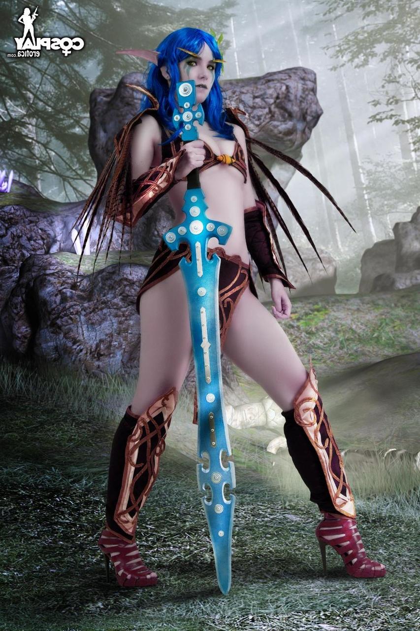 12P Hermosa cosplayer deja al descubierto sus firmes pechos mientras empuña una espada mágica