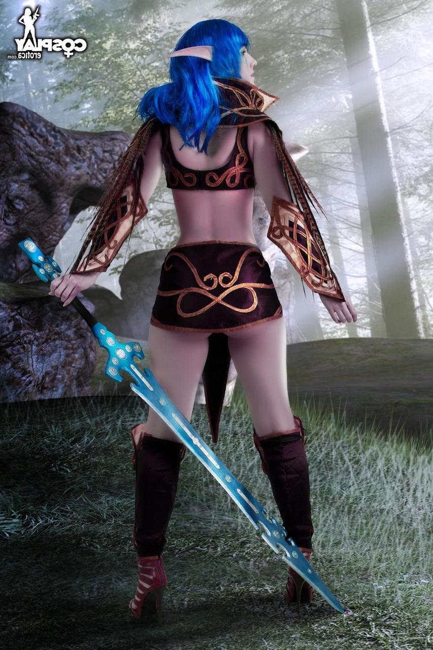 12P Hermosa cosplayer deja al descubierto sus firmes pechos mientras empuña una espada mágica