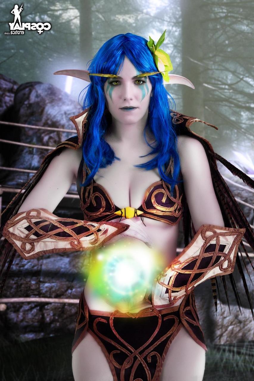 12P Hermosa cosplayer deja al descubierto sus firmes pechos mientras empuña una espada mágica