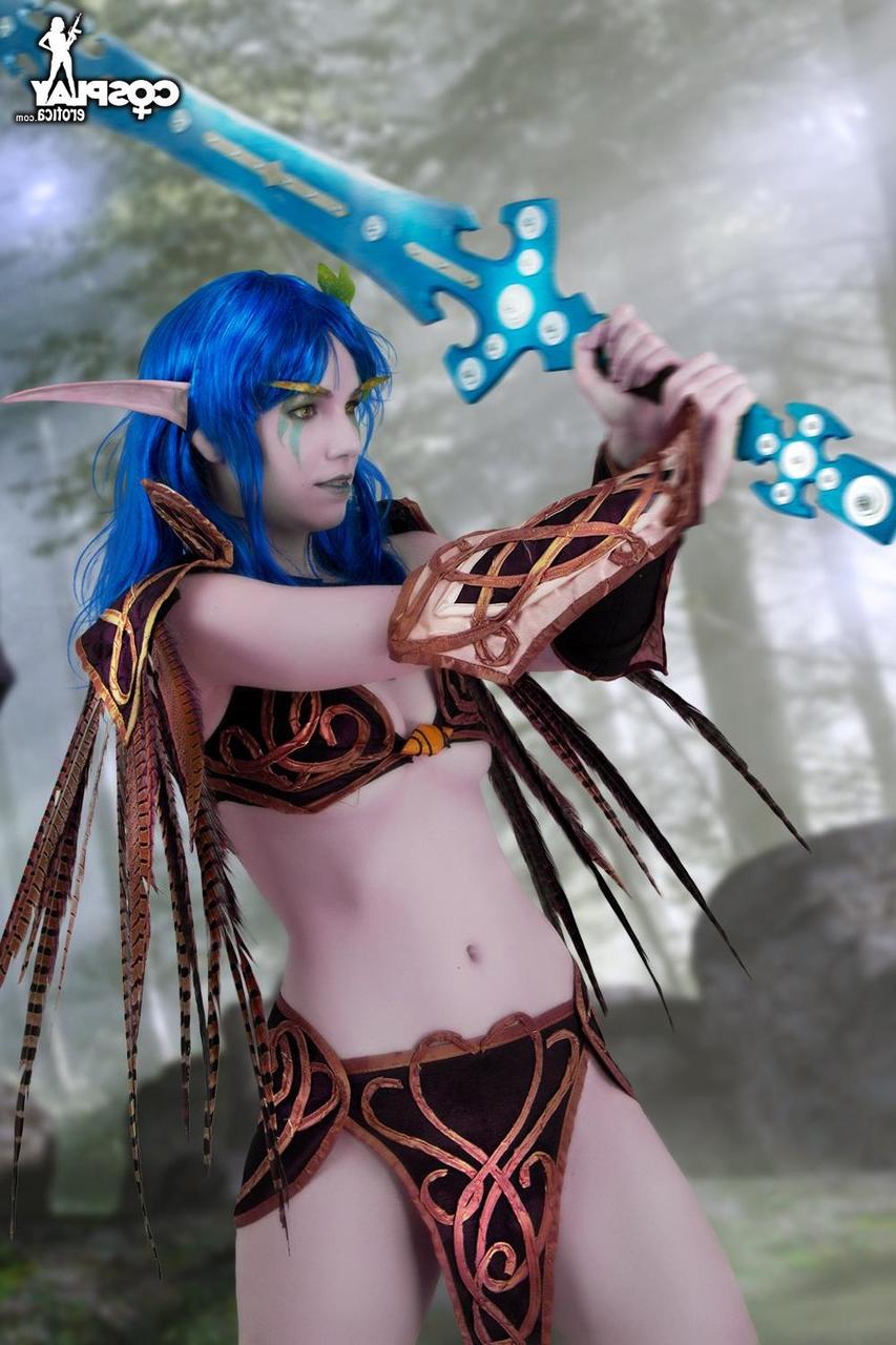 12P Hermosa cosplayer deja al descubierto sus firmes pechos mientras empuña una espada mágica