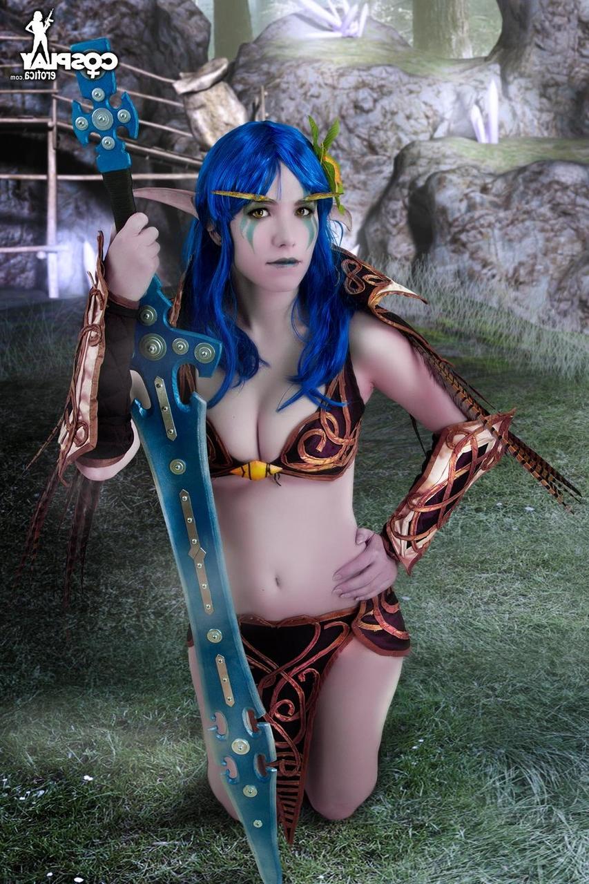 12P Hermosa cosplayer deja al descubierto sus firmes pechos mientras empuña una espada mágica