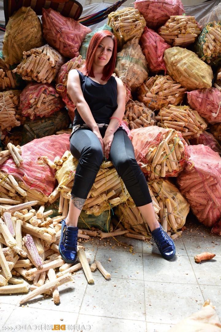 17P A ruiva gostosa Yuly Perdomo se despe sedutoramente e mostra os peitos naturais