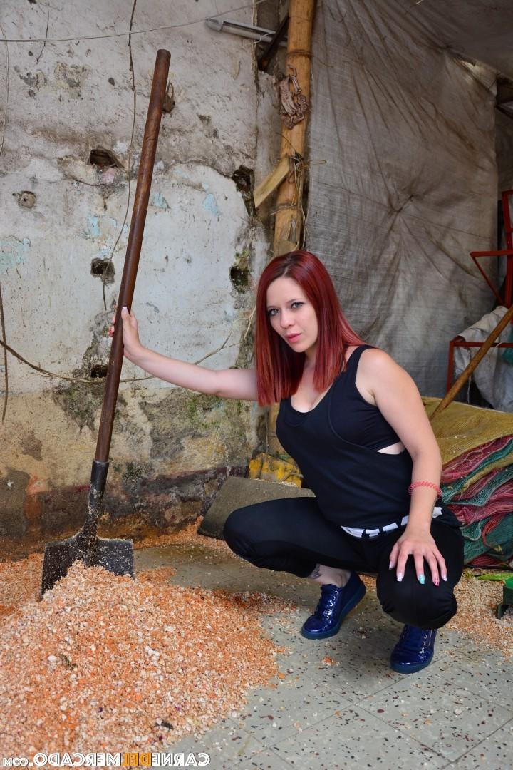 17P A ruiva gostosa Yuly Perdomo se despe sedutoramente e mostra os peitos naturais