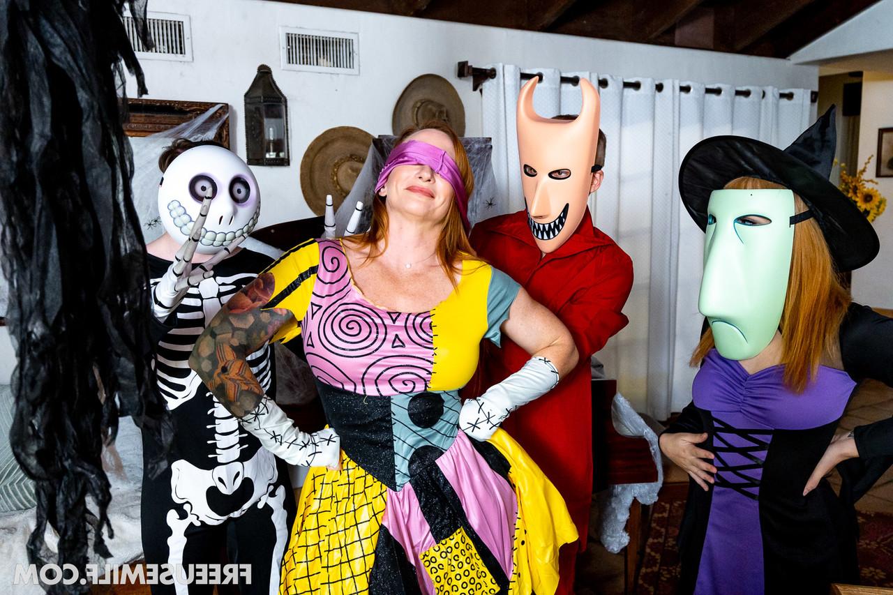 20P Sophia Locke y su hijastra Evie Christian son folladas en un cuarteto de Halloween