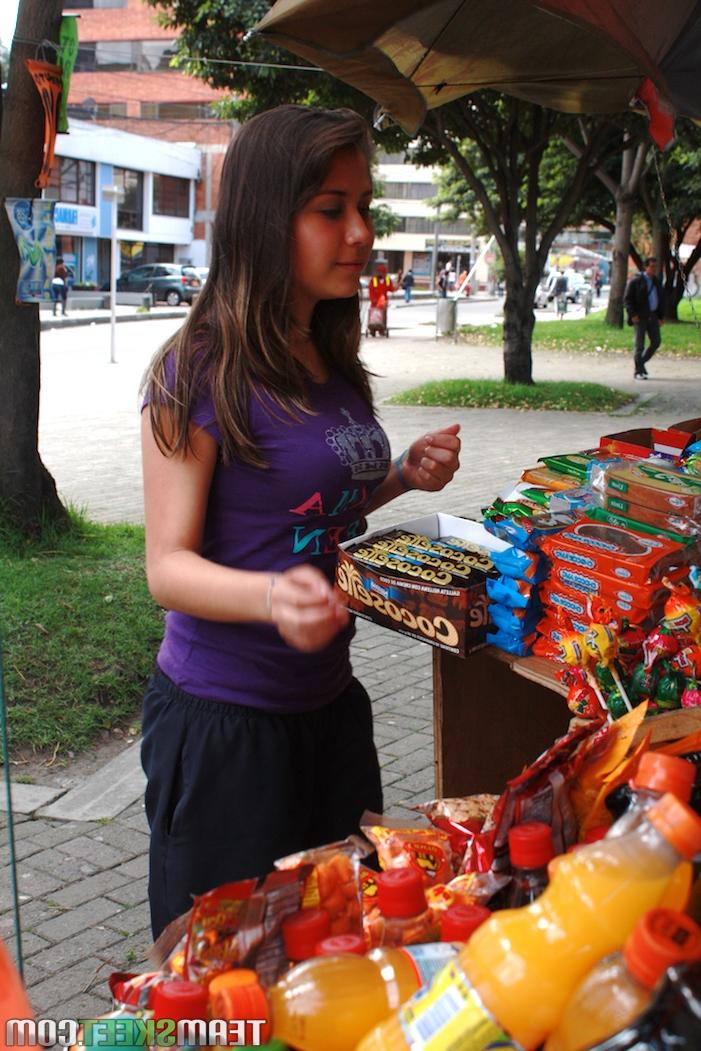 20P L'adorable jeune latina Yulissa Camacho montre son téton et son cul en jupe haute.