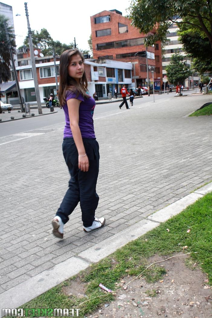 20P L'adorable jeune latina Yulissa Camacho montre son téton et son cul en jupe haute.