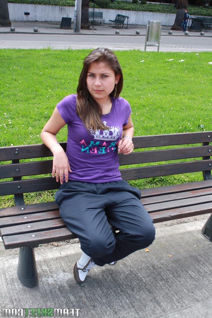 20P L'adorable jeune latina Yulissa Camacho montre son téton et son cul en jupe haute.
