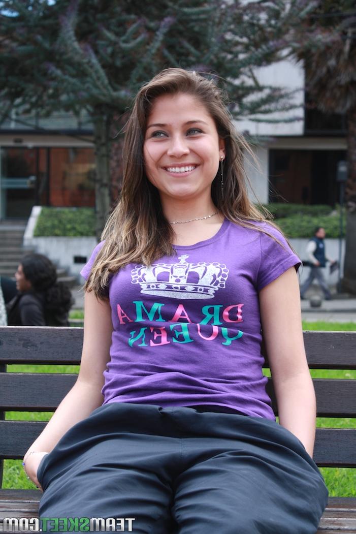 20P L'adorable jeune latina Yulissa Camacho montre son téton et son cul en jupe haute.