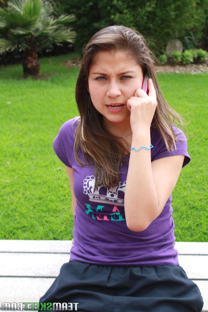 20P L'adorable jeune latina Yulissa Camacho montre son téton et son cul en jupe haute.