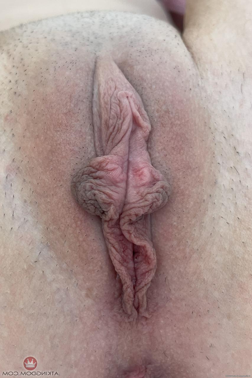 20P Cecelia Taylor, petite amie maigre, se déshabille et montre son gros clitoris et son cul en solo.