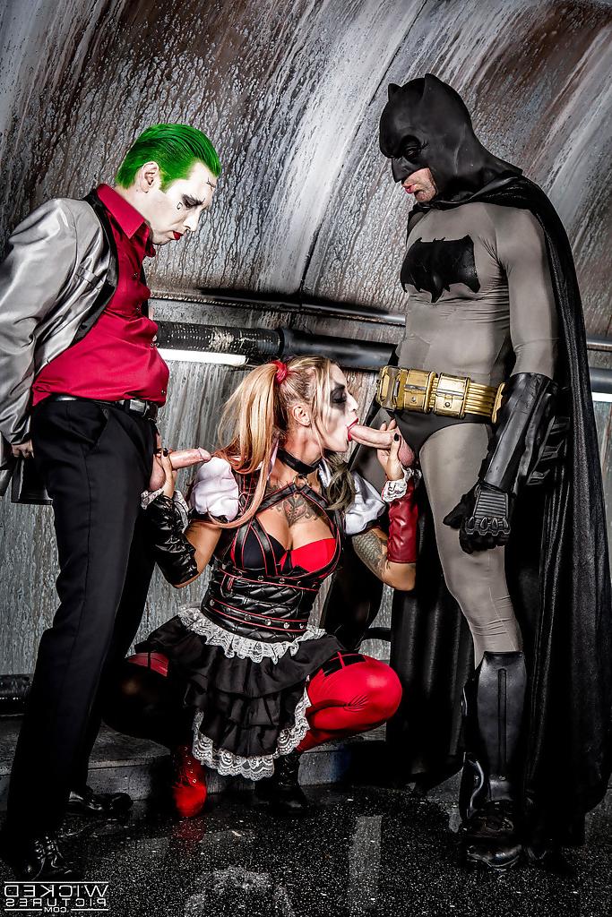 16P A estrela pornô Kleio Valentien chupando Batman e o Charada ao mesmo tempo