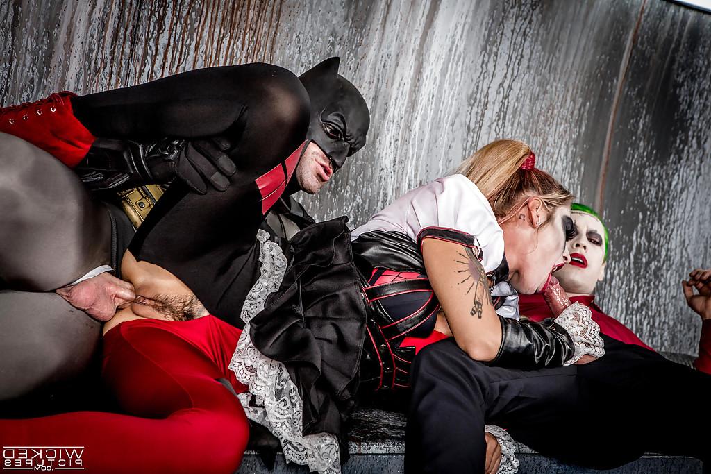 16P A estrela pornô Kleio Valentien chupando Batman e o Charada ao mesmo tempo