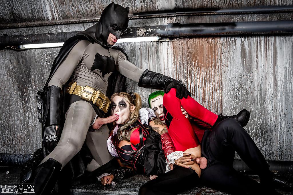 16P A estrela pornô Kleio Valentien chupando Batman e o Charada ao mesmo tempo
