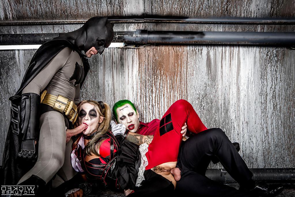 16P A estrela pornô Kleio Valentien chupando Batman e o Charada ao mesmo tempo