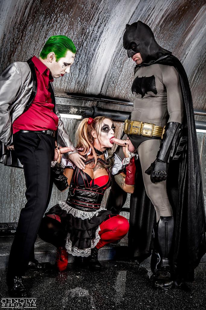 16P A estrela pornô Kleio Valentien chupando Batman e o Charada ao mesmo tempo