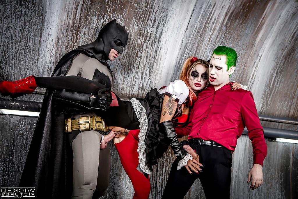 16P A estrela pornô Kleio Valentien chupando Batman e o Charada ao mesmo tempo