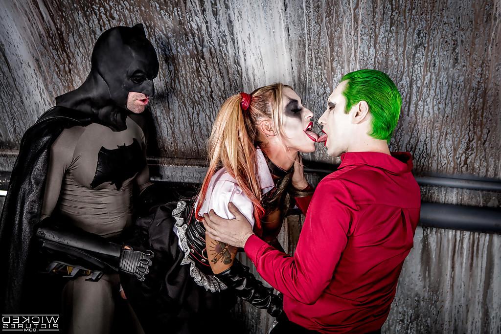 16P A estrela pornô Kleio Valentien chupando Batman e o Charada ao mesmo tempo